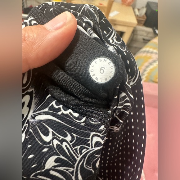 Lululemon black and white Floral print down side legs size 6 - Picture 4 of 8